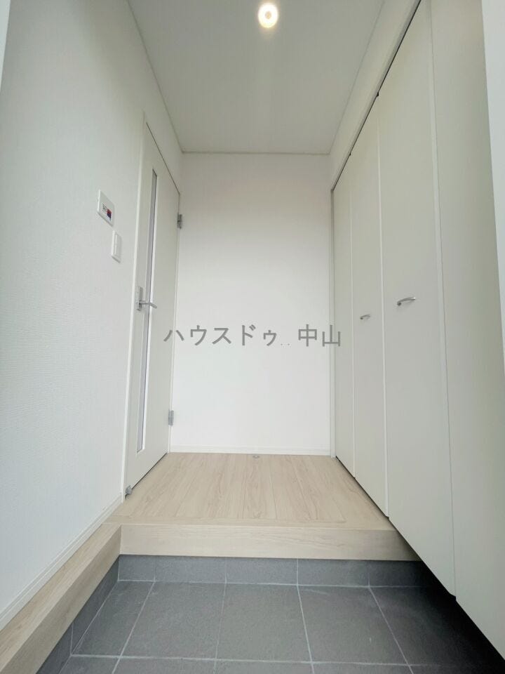 \住まいの第一印象を彩る玄関/
ゆとりある空間設計で、家族の「いってきます」と「ただいま」を心地よく迎えます。収納力も備え、すっきりとした玄関を保てます。