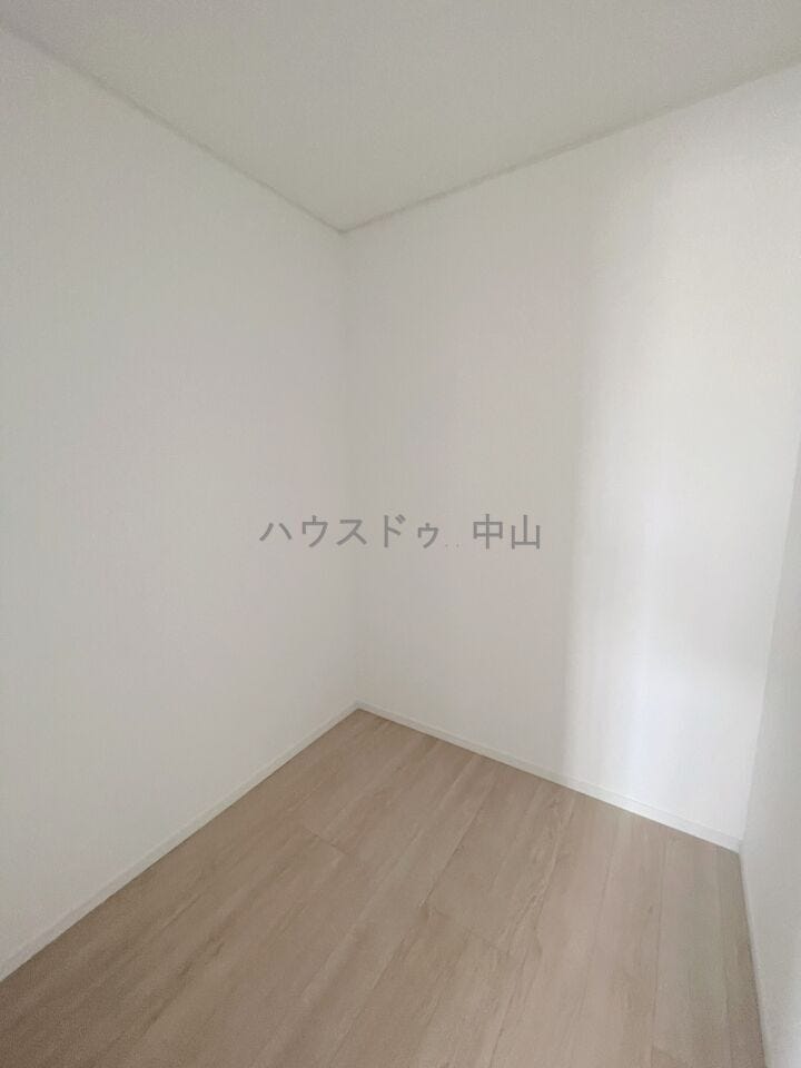 \たっぷり収納できるウォークインクローゼット/
衣類や季節物もすっきり収まる大容量設計。整理整頓がしやすく、毎日のコーディネートも快適に楽しめます。