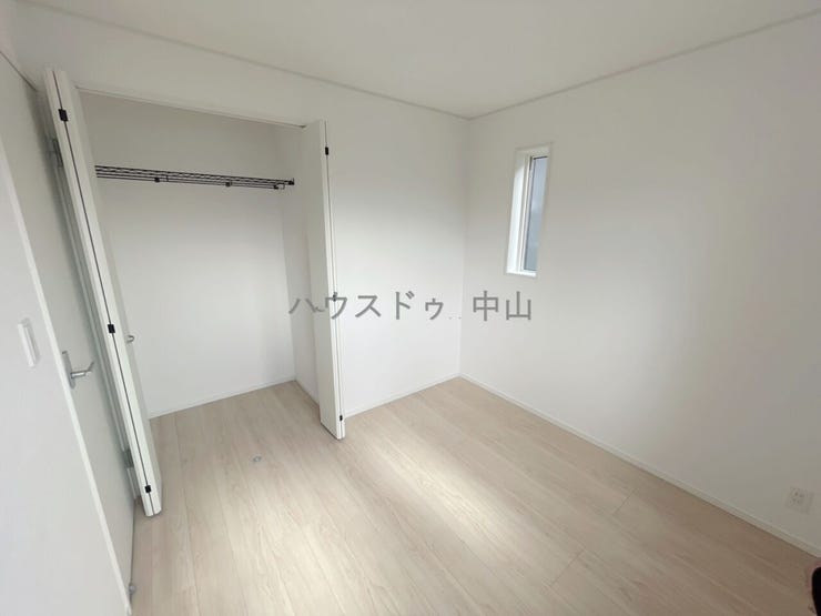 \暮らしにフィットする2階洋室/
プライベート空間としてゆったり使える一室。ベッドやデスクも置きやすい間取りで、将来の使い方にも柔軟に対応できます。