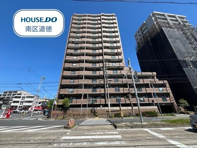【外観】
15階建て14階部分のお部屋にあたります。
地下鉄桜通線/瑞穂運動場西駅 徒歩約8分、市営バス「弥冨通二丁目」停 徒歩約2分。