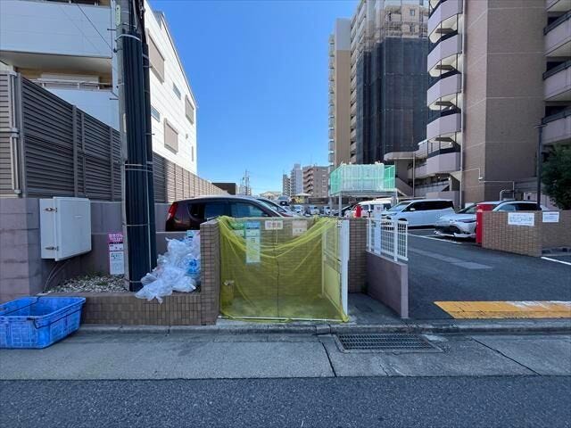 駐車場の出入口横にゴミ置き場があります。