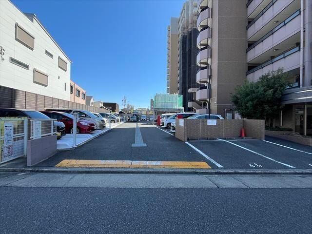 平面駐車場と、機械式の駐車場が完備されています。