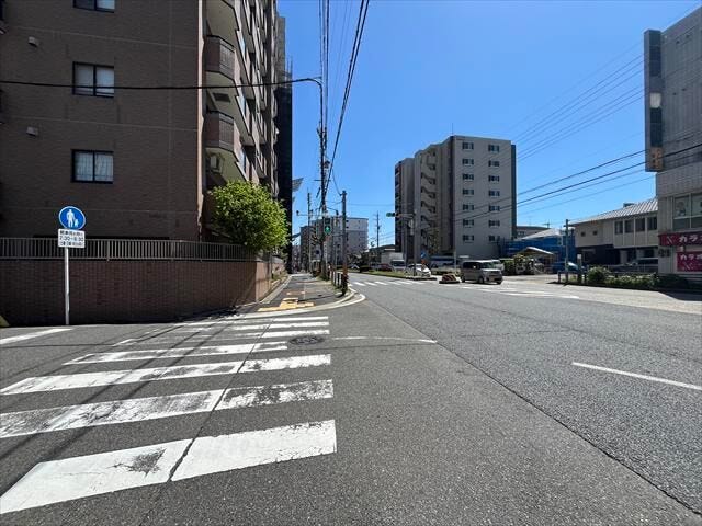 マンション南側前面道路です。岩崎名古屋線にあたります。