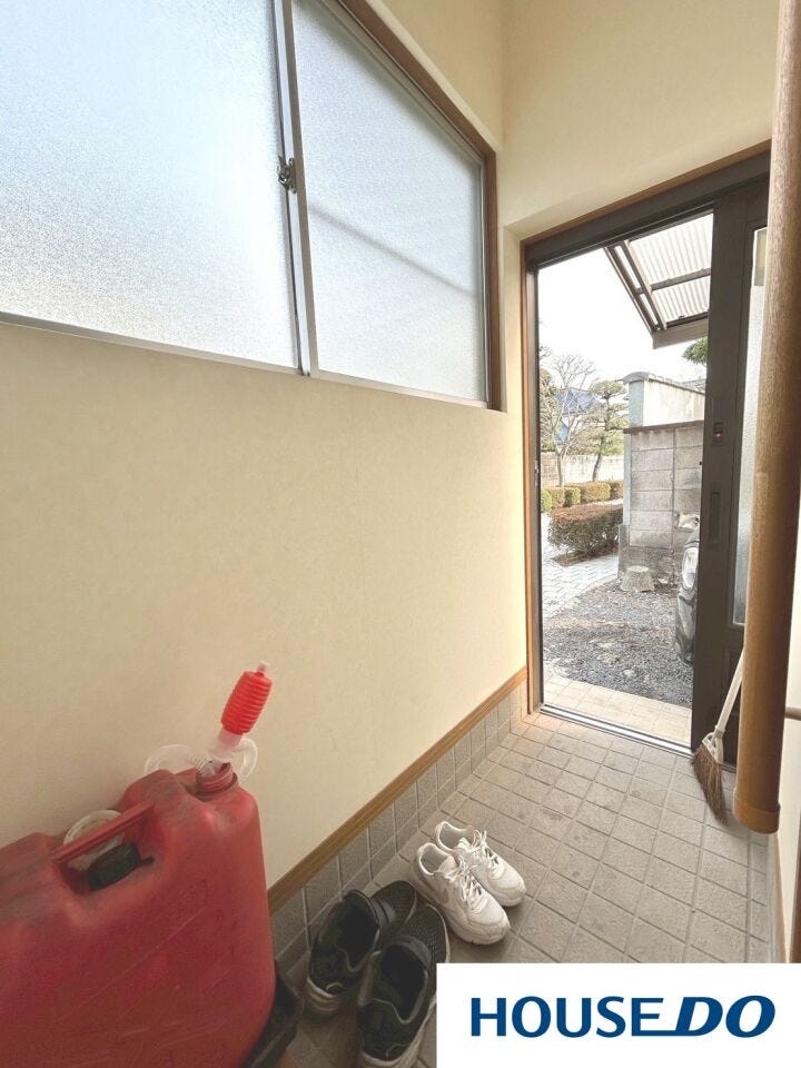 大きな窓から光が差し込む明るい玄関です。勝手口のような開放感があり、土間スペースもゆとりがあるため、荷物の出し入れやベビーカーの移動もスムーズ。日々の出入りが気持ちよくなる、明るく実用的な空間です。