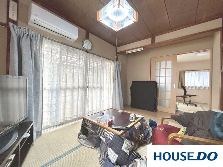 大きな窓から自然光がたっぷり入る明るい和室です。エアコン完備で季節を問わず快適に過ごせます。隣接する部屋との仕切りを開ければ、より開放的な空間に。団らんの場や客間として多目的に活躍する一室です。