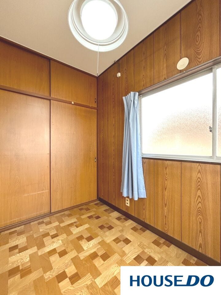 木の温もりが感じられる、落ち着いた雰囲気の内装です。大容量の壁面収納を備えており、季節物や趣味の道具もスッキリ片付きます。窓からの採光もあり、納戸や書斎、趣味の隠れ家として多目的に活用できます。