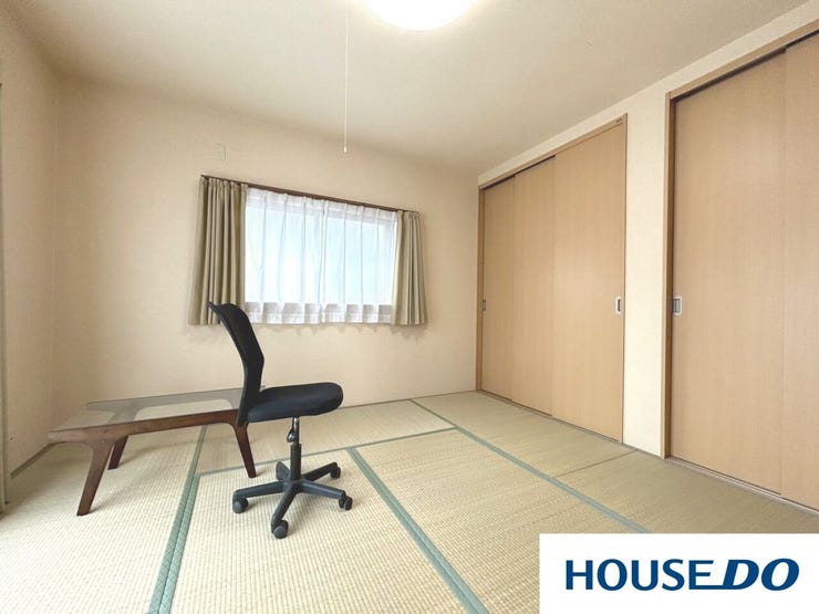 明るい色調の畳と壁紙で、現代的なライフスタイルにも馴染む和室です。大容量のクローゼットを完備しており、お部屋をスッキリと保てます。寝室やワークスペース、客間など多目的に使える便利な一室です。
