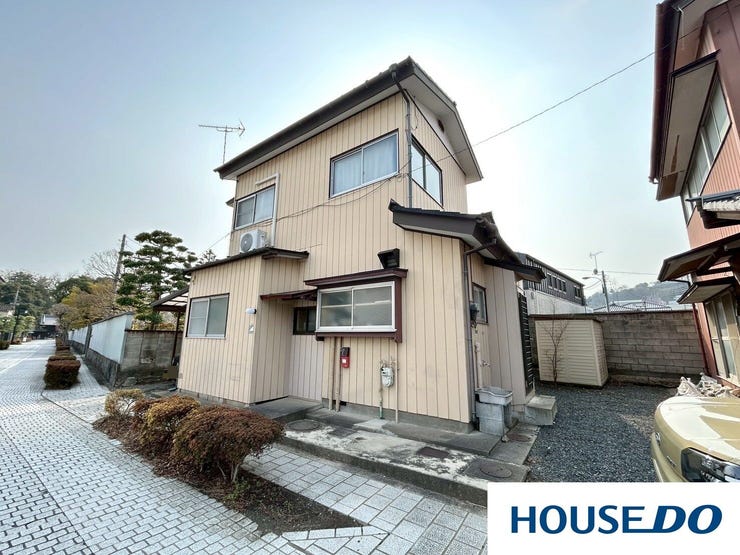 【外観】
温かみのあるクリームベージュの外壁が特徴的な、落ち着きある2階建て住宅です。南向きで陽当たりも良く、前面道路は舗装されスッキリとした印象です。角地のような開放感があり、静かな住環境も大きな魅力です。