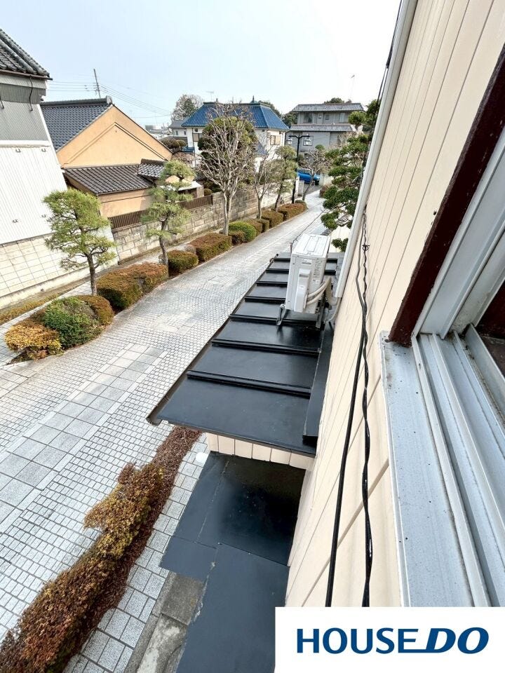 大きな窓から柔らかな光と風が通り抜ける、心地よい住空間です。周囲に高い建物がなく、室内からは開放感のある景色を愉しめます。四季の移ろいを身近に感じながら、家族でゆったりと寛げる明るい住まいです。