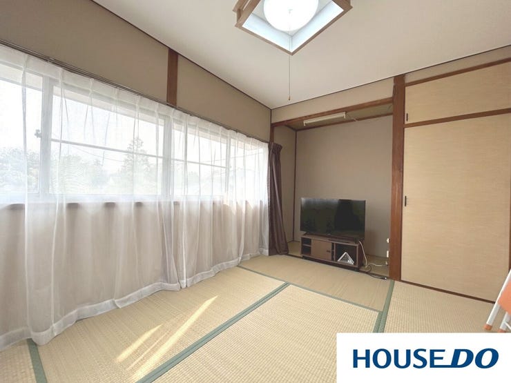 幅広の窓からたっぷりの陽光が差し込む明るい和室です。奥行きのある床の間スペースは、テレビ台や季節の飾り棚としても最適。天袋付きの押し入れもあり、収納力も備えた使い勝手の良い空間です。