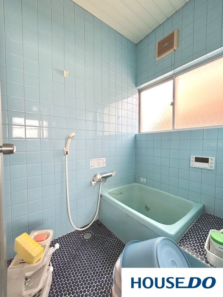 爽やかなブルーのタイルが清潔感を演出するバスルームです。大きな窓があり、開放感とともにしっかり換気ができるのも嬉しいポイント。追い焚き機能付きなので、いつでも温かいお風呂でリラックスできます。