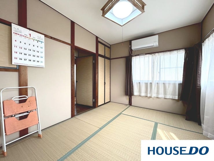 2面採光で風通しが良く、日中は柔らかな光が差し込む明るい和室です。エアコン付きで夏冬も快適。収納スペースも完備されており、お部屋を広く使えます。寝室や客間として心地よく過ごせる空間です。