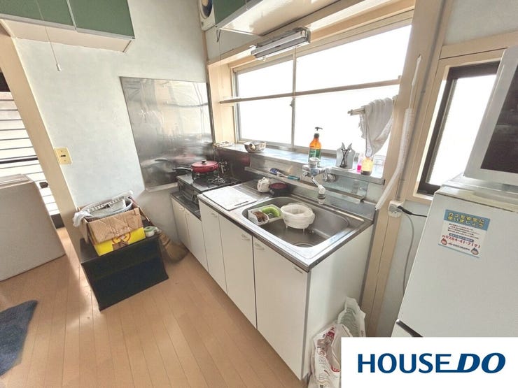 大きな出窓から明るい光が差し込むキッチンです。手元が明るく、換気もしやすい快適な調理空間。上下に収納スペースが充実しており、調理器具や食器もスッキリ片付きます。効率的な動線で毎日の家事もスムーズ。