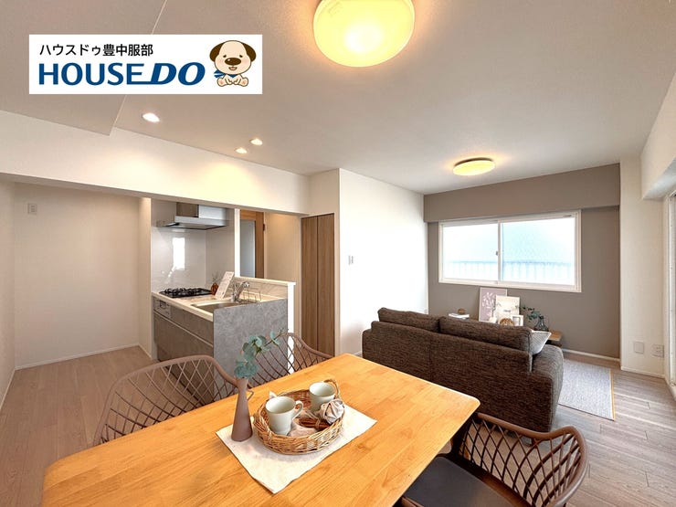 【外観】
【LDK】
約13帖のLDK。2面採光で明るい室内、リビングから入れる大容量のWICがございますので、室内がいつでもスッキリお片付けいただけます♪