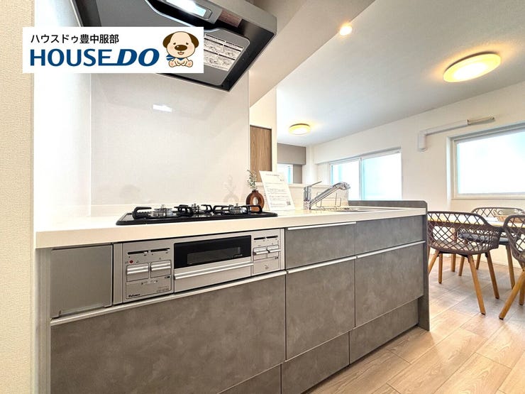 LDK入ってすぐのシステムキッチン!シックで飽きの来ない色合いが魅力♪