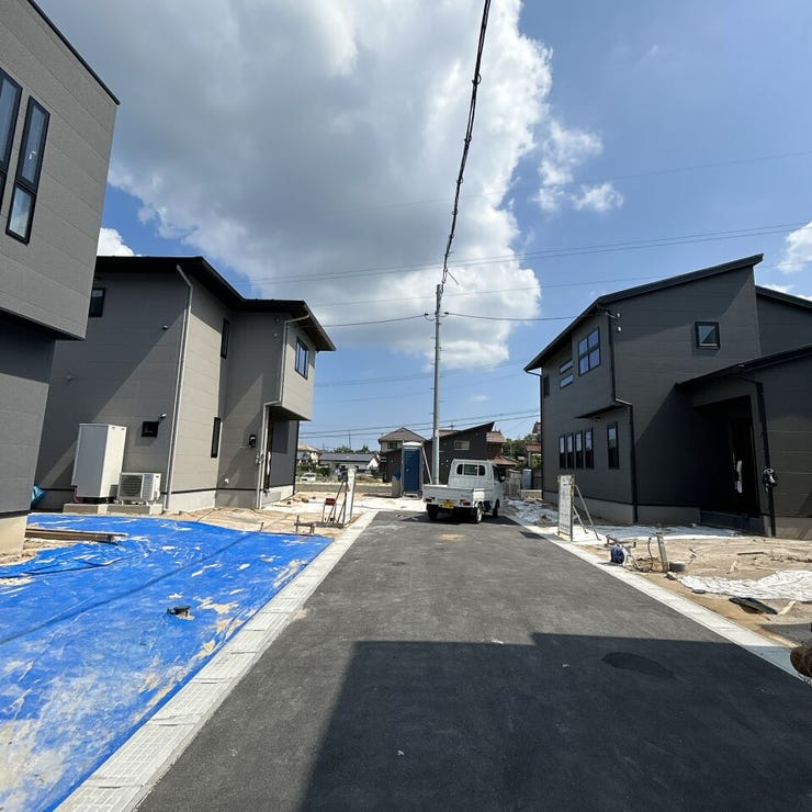 全面道路。新しく整備された分譲地で、綺麗です。