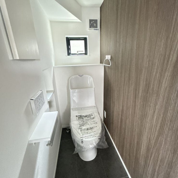 ウォシュレットトイレは節水だけでなく、お掃除も楽々!収納棚付きで、サニタリーグッズやお掃除の収納もとっても便利!