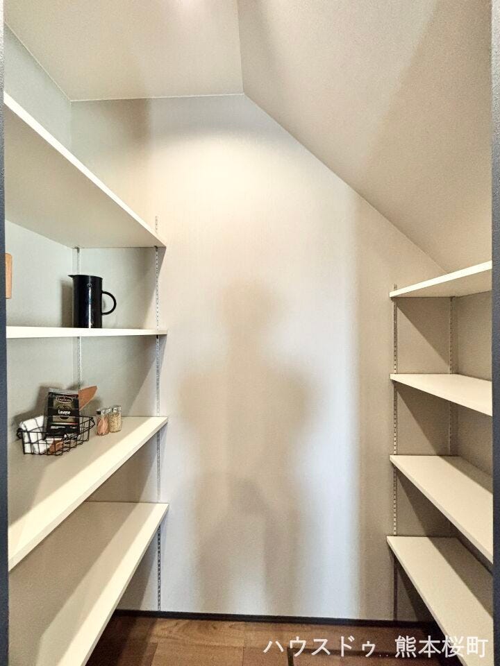 ■キッチン横パントリー■必要なものを必要な場所に。家全体で考えられた収納計画が、ゆとりある生活を実現します。