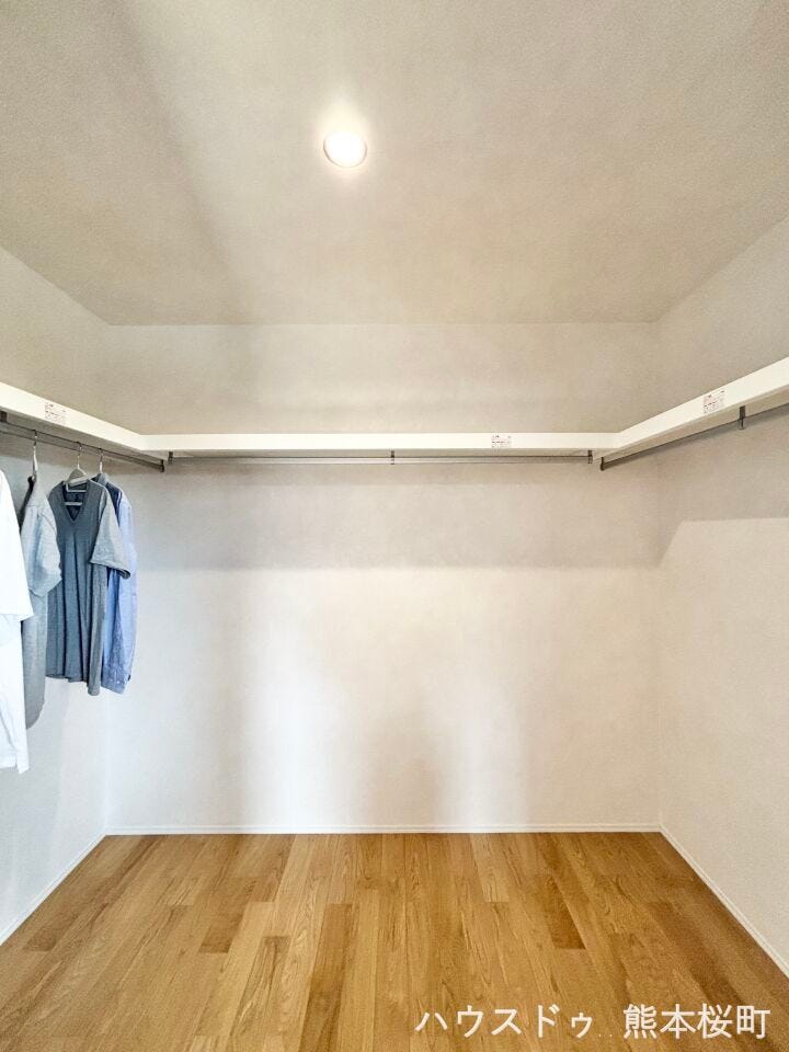 ■2階主寝室WIC■衣類から小物まで一ヶ所に集約。整理整頓がしやすく、毎日のコーディネートが楽しくなるゆとりの収納です。