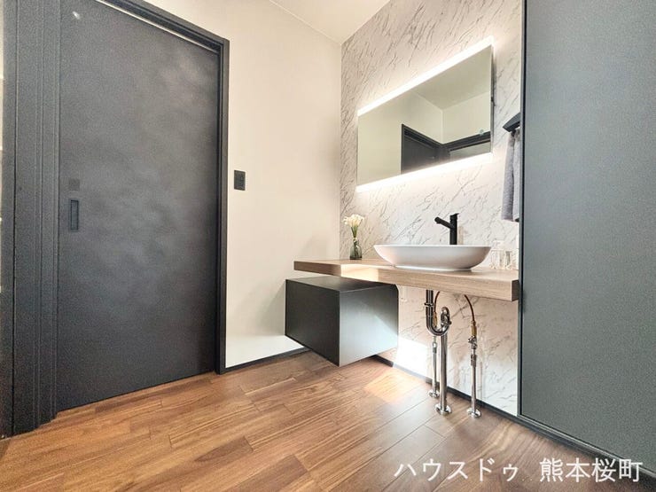 ■清々しいリフレッシュ空間■自分を磨き、気持ちを切り替える。心地よい光が差し込むプライベートスペース。