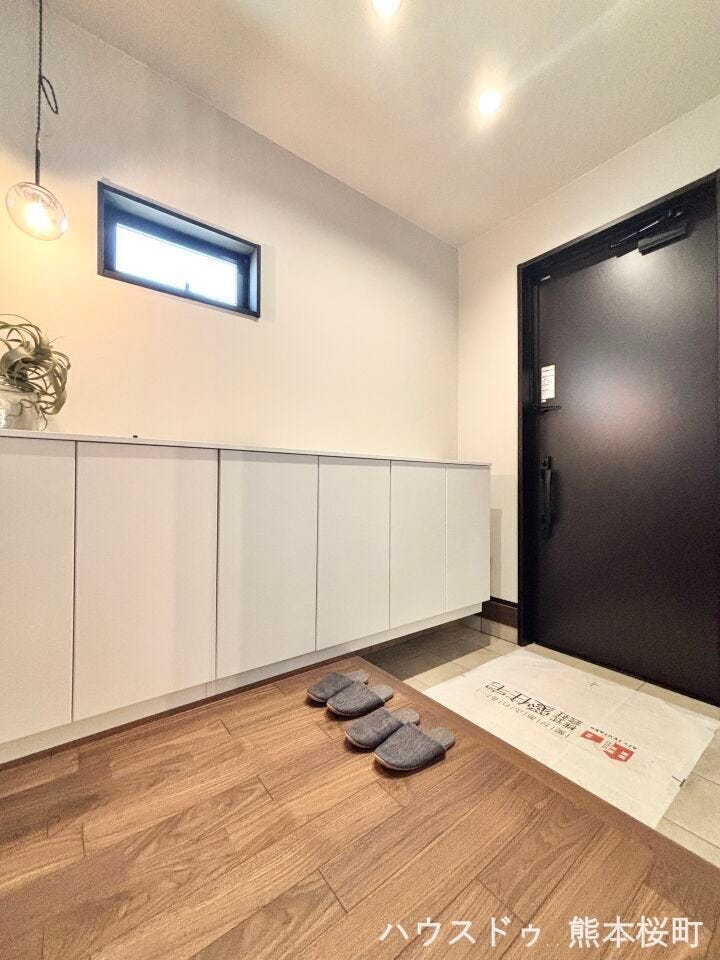 ■「ただいま」の安堵をくれる場所■訪れる人を迎え入れ、帰るたびにホッと一息つける、明るく機能的なエントランス。