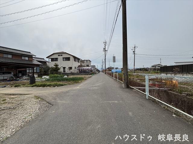 ≪北側西向き≫幅員約5mの前面道路です。2台の車がすれ違うことが出来る道幅です。