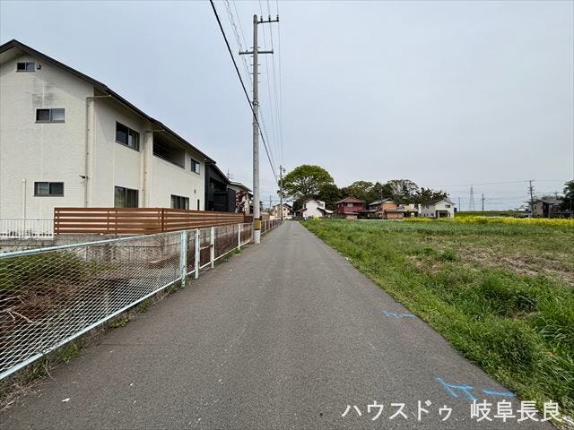 ≪北側東向き≫車がすれ違える道幅です。車1台とベビーカーですれ違っても余裕があります。