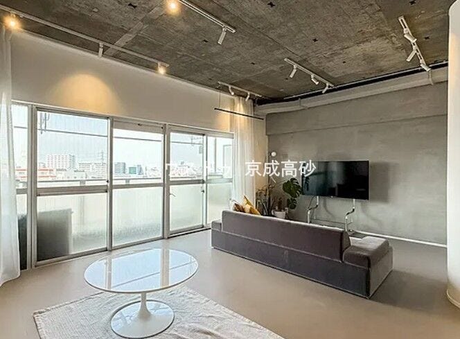 【リビング】
キッチン側からバルコニーに向いたカット。5枚並ぶ窓は開放感◎ テレビ側の壁面はモルタル塗装で仕上げています。