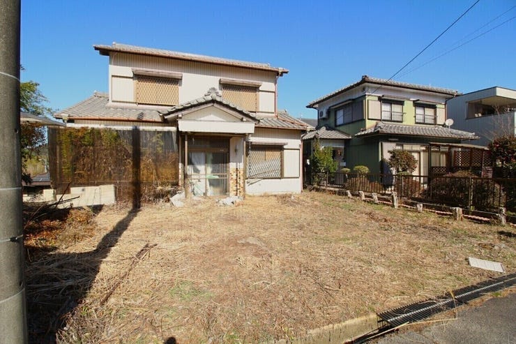 南向きで日当たり良好!広さ約84.73坪なので広々とした土地になります。小学校までは徒歩10分圏内、中学校までは徒歩15分圏内子育てもしやすい環境となります。