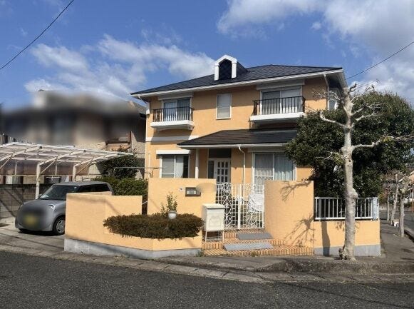 【外観】
青空に美しく映える、開放感あふれる角地の住まいです。二方向が道路に面しているため陽当たり・通風ともに良好。周囲に圧迫感がなく、穏やかな光に包まれた明るい暮らしが叶う、見晴らしの良い佇まいが魅力です。