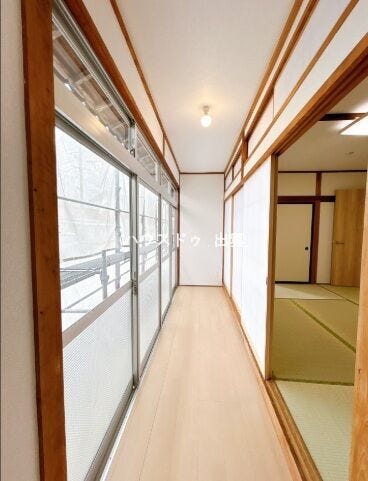 縁側の写真です。朝は障子をあけておくと和室が明るく使えます。暖かい日はちょっと縁側にいると日の光で日光浴などもできます。
