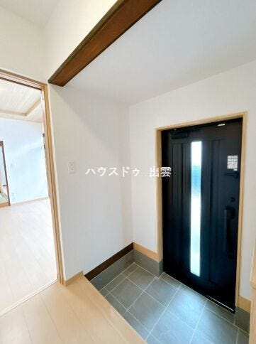 温かみのある玄関は、帰宅するたびにほっと落ち着ける空間。収納力のあるシューズボックスが備わっており、ご家族の靴もすっきり片づけられます。