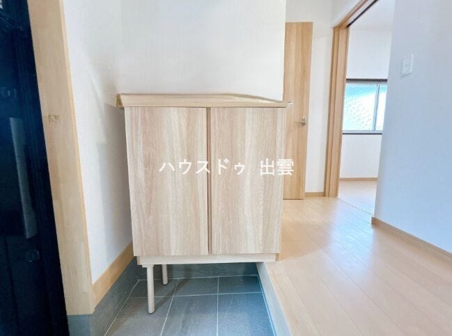 シューズボックスの写真です。コンパクトながらもシューズボックスがあり、靴を収納できるのはありがたいですね。スッキリキレイに玄関が使えます。