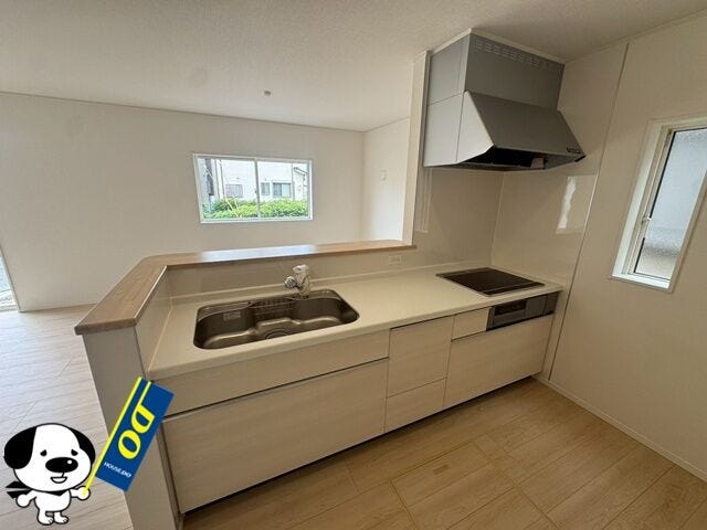 作業スペースを多くとったキッチン。夫婦そろってキッチンに立っても調理がしやすくゆとりある広さ。食器類もすっきりと片付く収納力が期待できます。家事をしながら会話も弾みます♪
