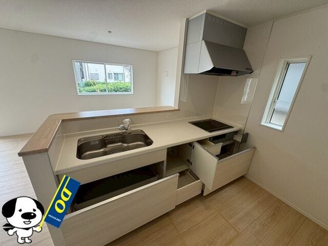 調理器具や食器がたっぷり入って取り出しやすいオールスライド式収納。