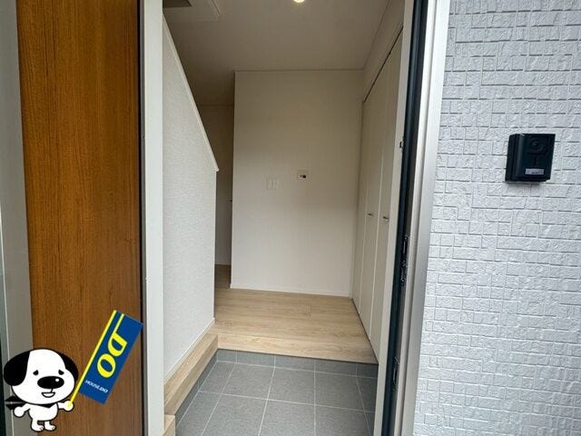 「いってらっしゃい」「ただいま」の声が響く玄関。暖かく居住者を出迎えます。