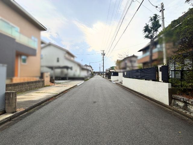 幅員約5.7mの前面道路です。車がすれ違える道幅です。車1台とベビーカーですれ違っても余裕のある道幅は安心ですね。