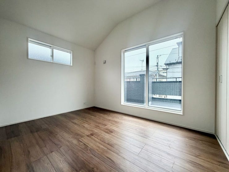 クローゼット付き5.2帖の洋室になります。