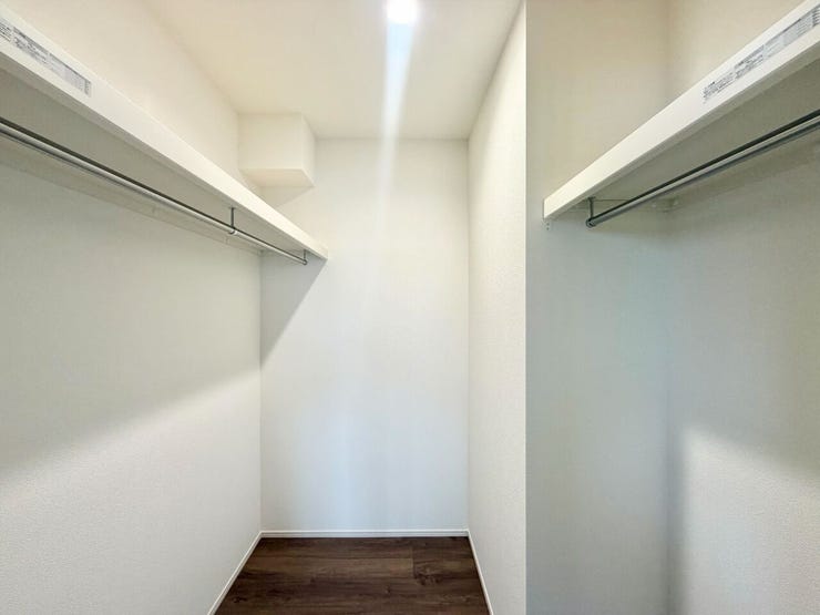 季節物の衣類もスッキリ収納できるウォークインクロゼット♪