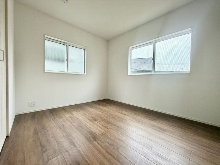 クローゼット付き6帖の洋室になります。