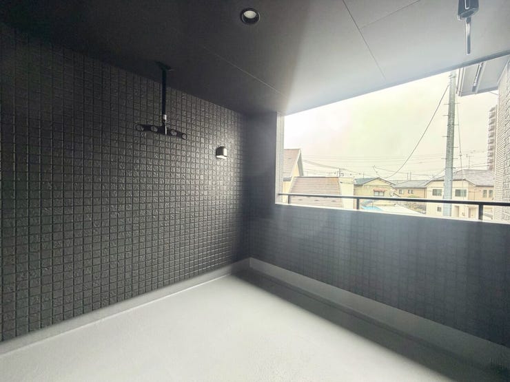 雨の日でも洗濯物を干すことが出来るルーフバルコニー。反対側にもバルコニーついてます♪