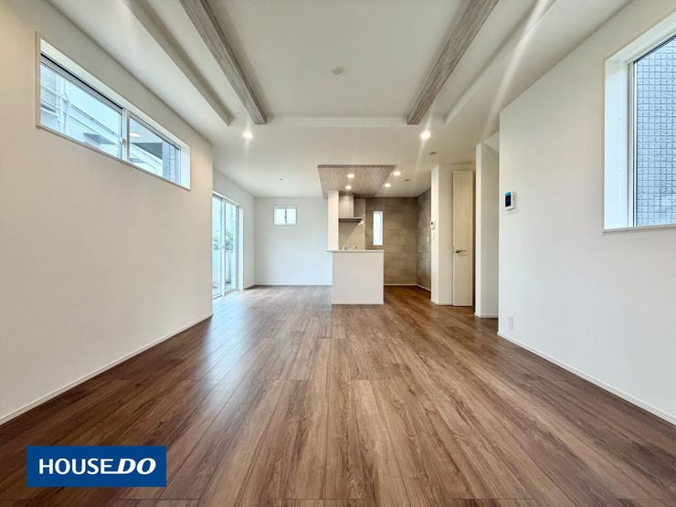 大画面TVも余裕、インテリアプランが考えやすいワイドな18帖のリビング♪