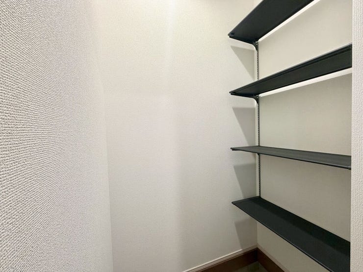 ベビーカーやアウトドア用品等も玄関横に収納可能です♪