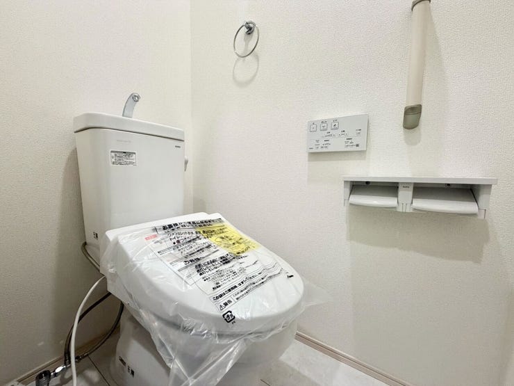 トイレはもちろん温水洗浄便座になります♪