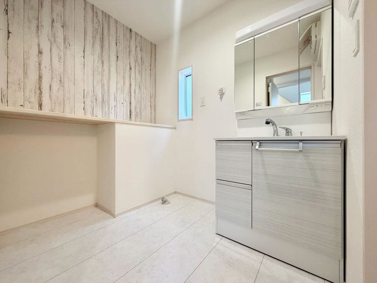 棚が付いた広めの洗面所が嬉しい♪