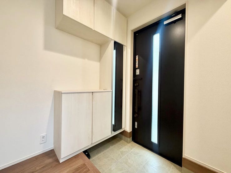 天井までの高さがあるタップリ玄関収納、姿見付きなのも便利♪