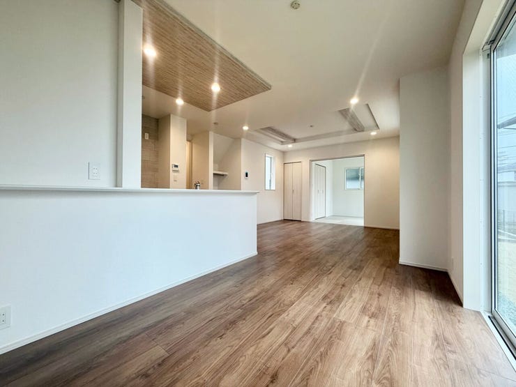 三面採光の南向きリビングになります♪