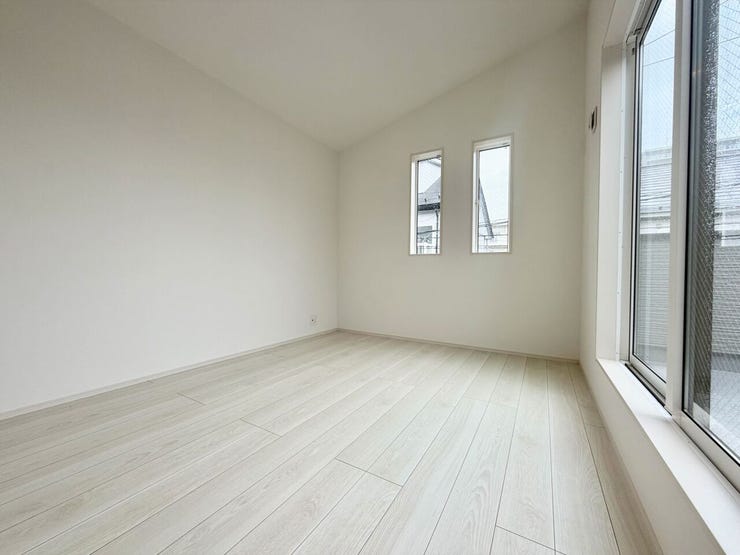 クローゼット付き5.2帖の洋室になります♪