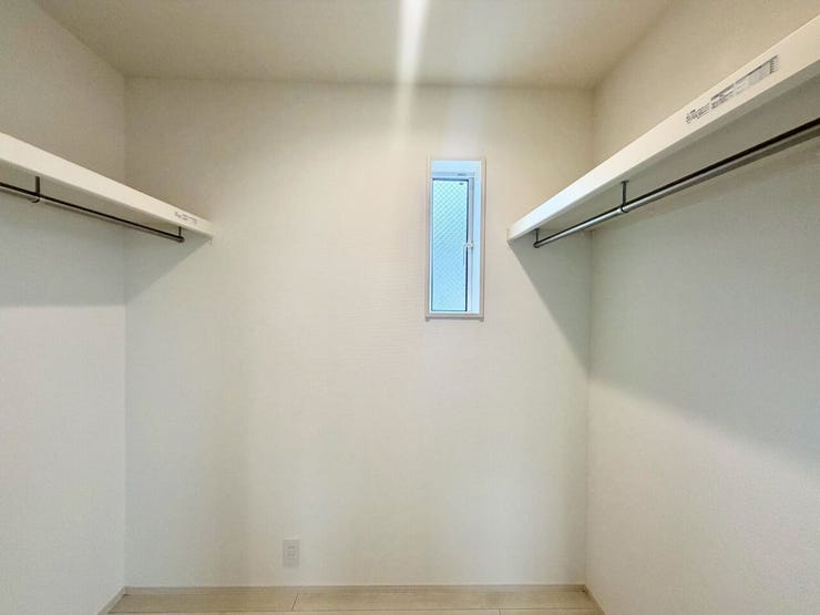 季節物の衣類もスッキリ収納できるウォークインクロゼット♪