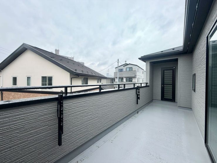 とてもワイドなバルコニーです。反対側にもバルコニーついてます♪